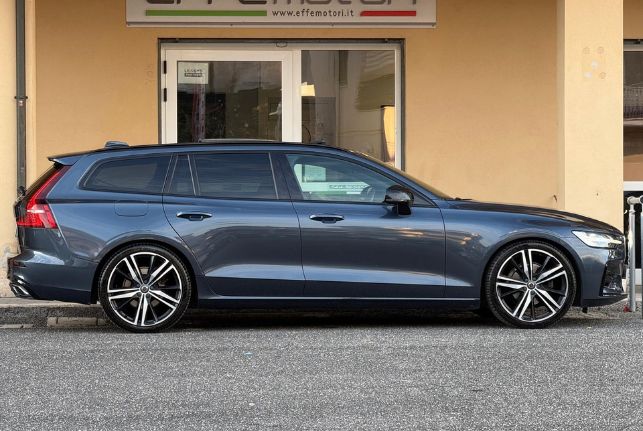 Volvo V60 D4 Geartronic R-Design: 7 MOTIVI per Scegliere una Station Wagon
