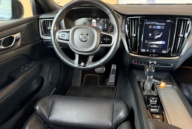 Volvo V60 D4 Geartronic R-Design: 7 MOTIVI per Scegliere una Station Wagon